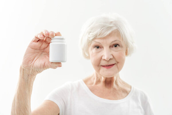 Старушка консультирует медикаменты для здоровья
