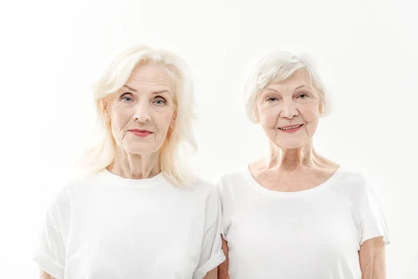 Vrolijke twee senior dames positiviteit uiten — Stockfoto