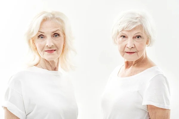 Gelukkig oude vrouwen glimlachen naar de camera — Stockfoto