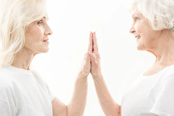 Friendly old ladies take care of each other — Stock Photo, Image