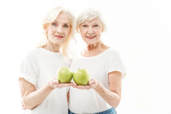 Zdravé starší dámy inspirující jíst vitamíny — Stock fotografie