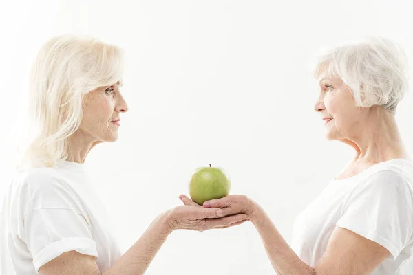 Femmes mûres en bonne santé préfèrent une alimentation saine — Photo