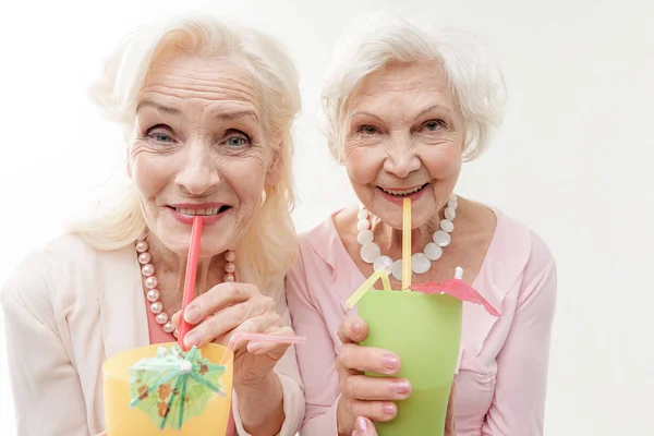 Feliz anciana bebiendo cócteles — Foto de Stock
