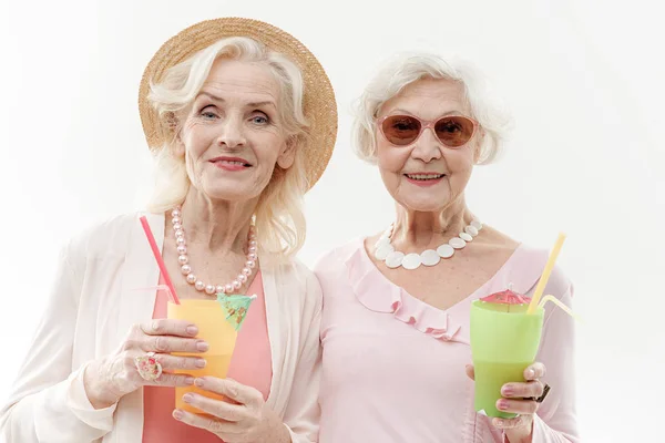 Szczęśliwy starych kobiet, zabawy z egzotycznym drinkiem — Zdjęcie stockowe