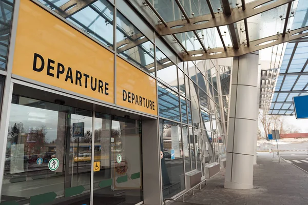 Puertas plegables que conducen en el aeropuerto casa de muchos pisos — Foto de Stock