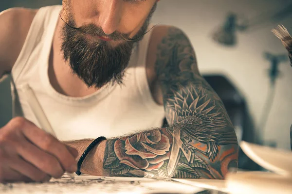 Man met afbeelding op arm tekening kunst — Stockfoto