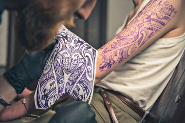 Adam elindeki istemcinin orijinal görüntü karşılaştırma