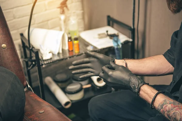 Man förbereder för tatuering arbete i rum — Stockfoto