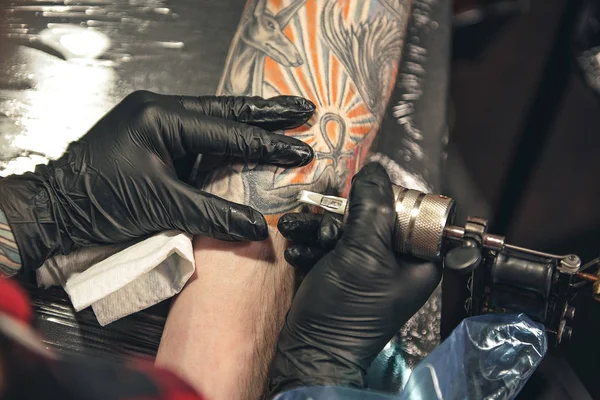 Master ritning tatuering på armen av mannen — Stockfoto