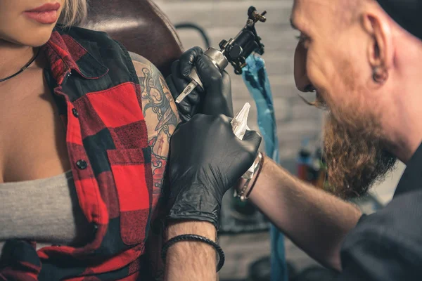 Szczęśliwy człowiek, tworzenie tatuaż na ręce w pokoju — Zdjęcie stockowe