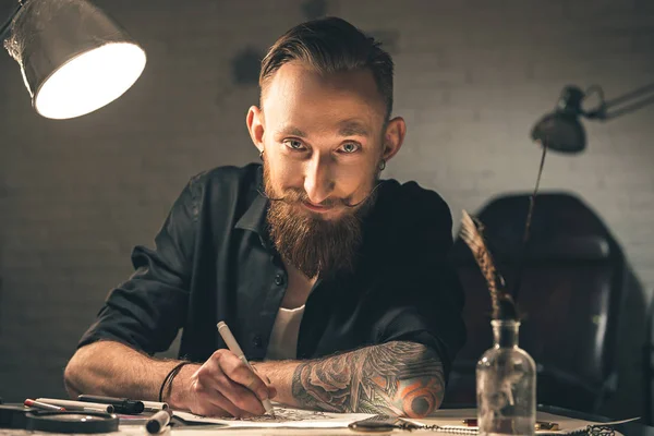 Joven saliente dibujando en el escritorio — Foto de Stock