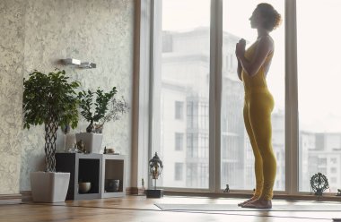 Rahat kız evinde meditasyon pratik