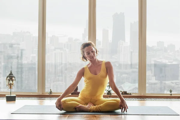 Mujer joven y saludable haciendo meditación en casa — Foto de Stock