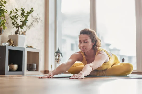 Nettes Mädchen genießt Yoga zu Hause — Stockfoto