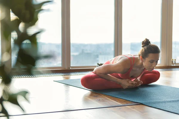 Serene jonge vrouw doet yoga — Stockfoto