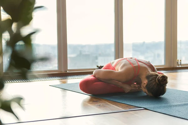 Hábil yogi femenino flexionando su cuerpo — Foto de Stock