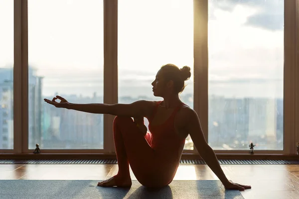Kalm flexibele meisje die zich voordeed tijdens meditatie — Stockfoto