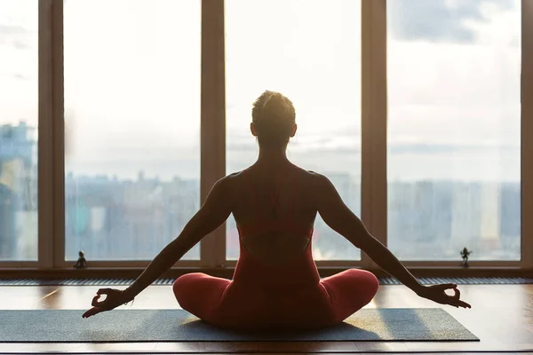 Ruhige Frau entspannt sich während der Meditation — Stockfoto