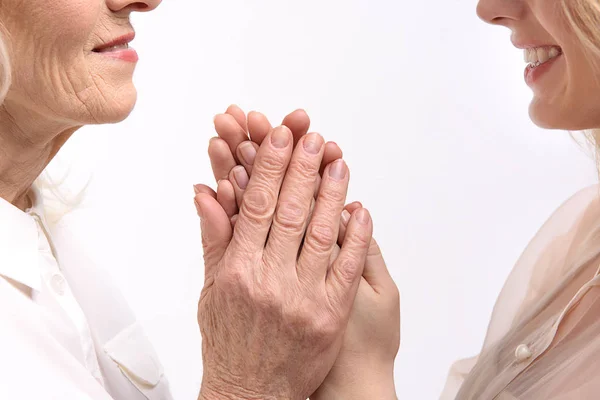 Heureuses femmes souriantes gardant les bras — Photo