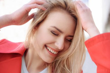 Neşeli genç kadın sokağa eğleniyor