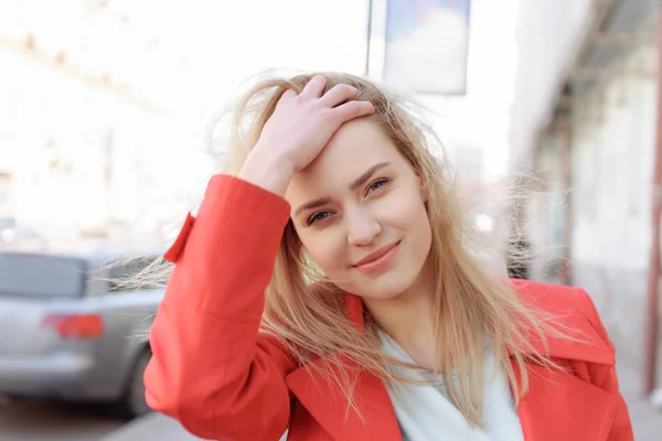 Sensual blond girl enjoying walk in city — Stock Photo, Image