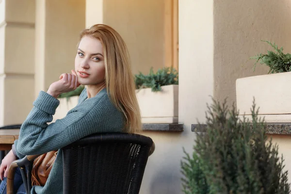 Confident blond girl relaxing outdoors — Stock Photo, Image