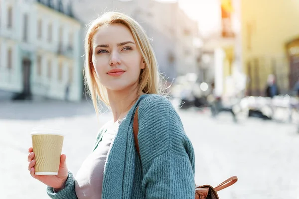 Sensual young woman enjoying walk outdoors — Stock Photo, Image