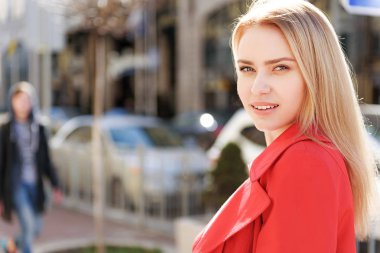 Neşeli kadının şehirde yürüyüş