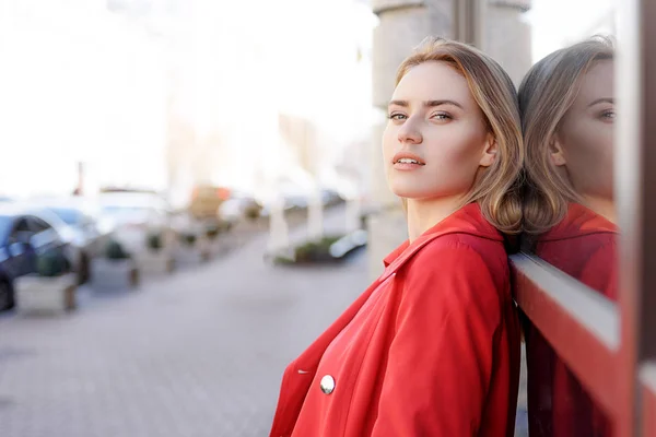 Voluptuous blond lady relaxing in city — Stock Photo, Image