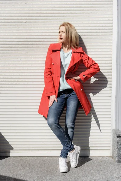 Fille à la mode attendant quelqu'un dans la rue — Photo