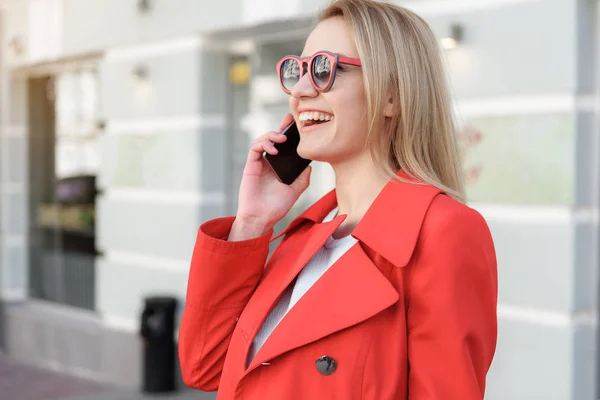 Spraakzaam jonge vrouw met behulp van smartphone — Stockfoto