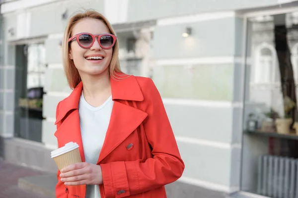 Stylish girl enjoying hot drink on street — Stock Photo, Image