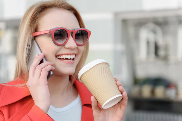 Radostné mladá žena užívat komunikaci na smartphone — Stock fotografie