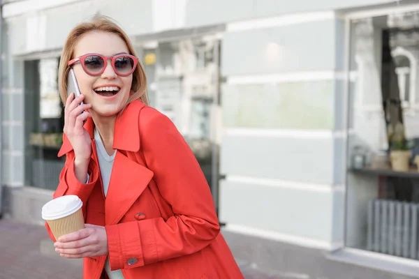 Menina loira bonito falando no telefone móvel — Fotografia de Stock