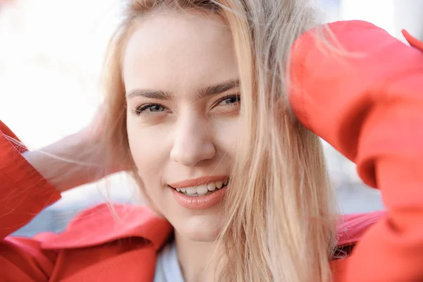 Menina loira atraente com sorriso bonito — Fotografia de Stock