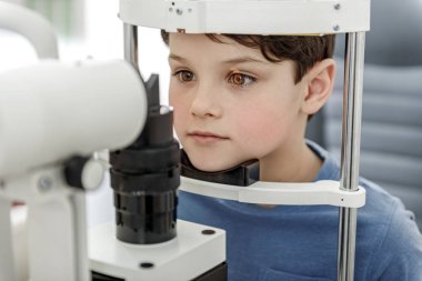 Onun görme testi olan çocuğun