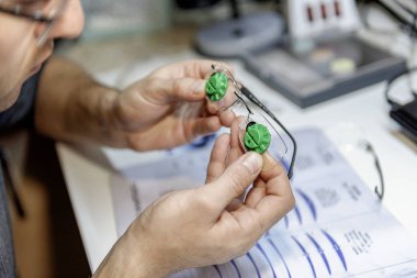 Yeni gözlükler giydiği için neredeyse hazır