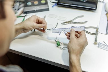 Özel ölçek optik hataları bulmak için kullanma