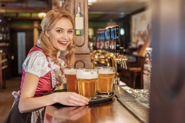 Mutlu genç garson taşıma içecek