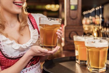 Bardak bira tutmak giden kadın kol