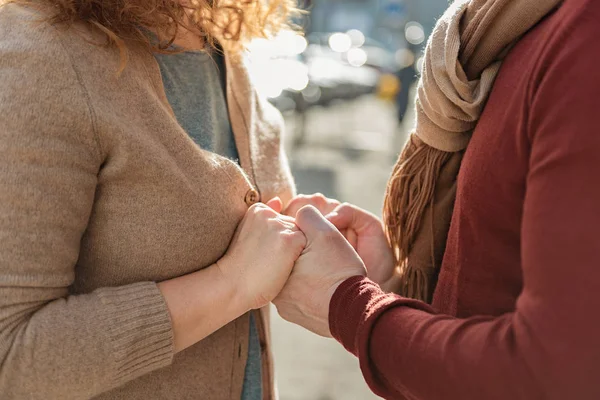 Hombre y mujer enamorándose — Foto de Stock