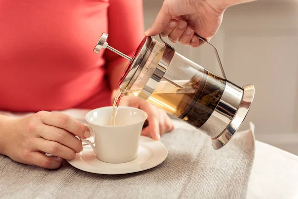 Garçom servindo senhora com bebida quente — Fotografia de Stock