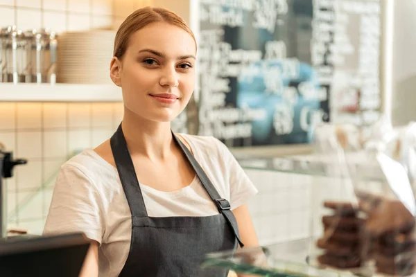 Joyeuse vendeuse travaillant dans la confiserie — Photo