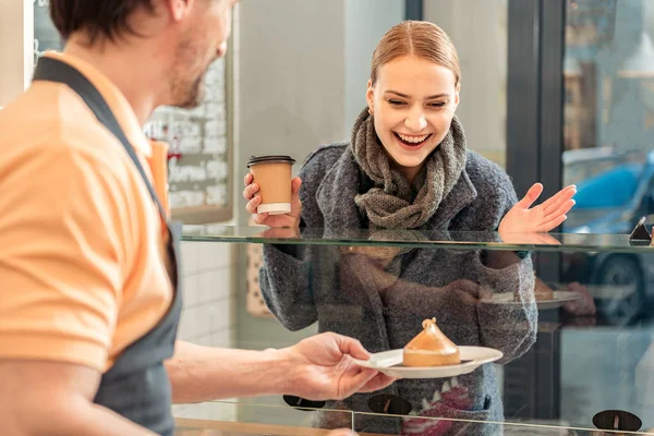 Chica alegre comprando dulces y café en la tienda —  Fotos de Stock