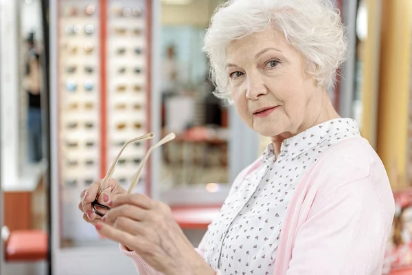 Attento sguardo di donna matura — Foto Stock