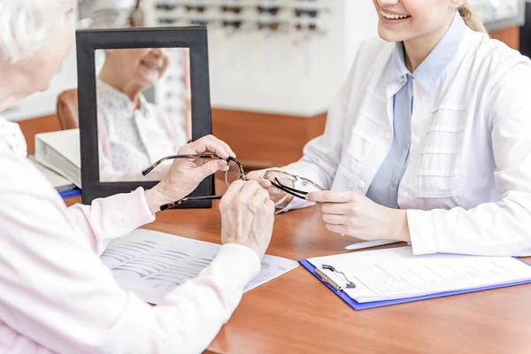 Mujer alegre senior eligiendo gafas — Foto de Stock