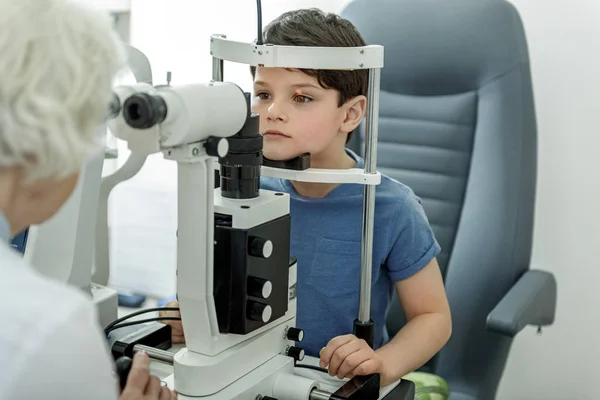 Checking vision of little kid — Stock Photo, Image