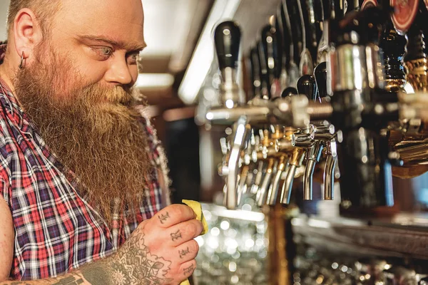 Sonriente hombre gordo equipo de limpieza en alehouse — Foto de Stock