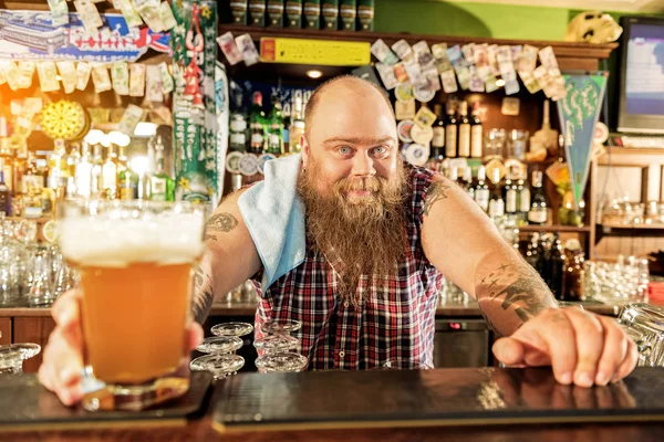 Выходящий толстый бармен, дающий пиво — стоковое фото