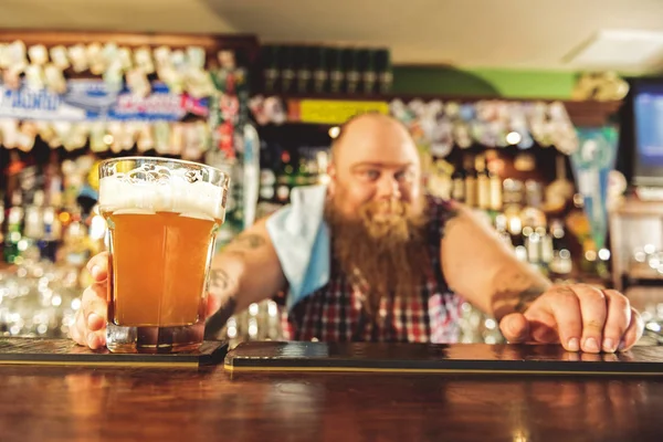 Мужчина руку положить алкоголь напиток в пивной — стоковое фото